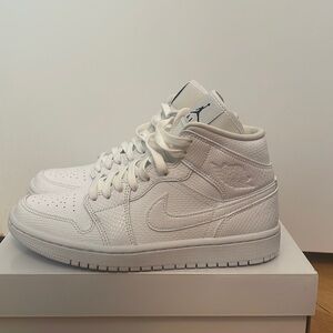 WMNS AIR JORDAN 1 MID